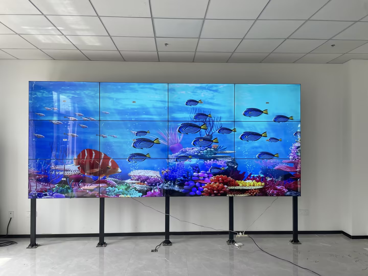 55寸3*4拼接屏落地支架安裝完成！